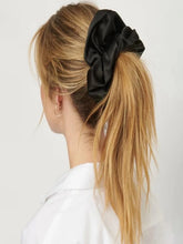 Load image into Gallery viewer, JUMBO SCRUNCHIE