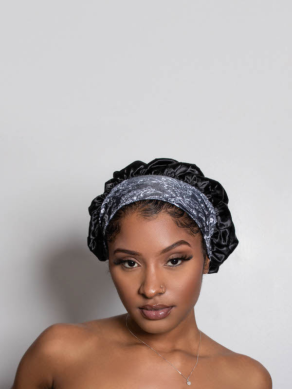 LADY IN BLAQUE BONNET